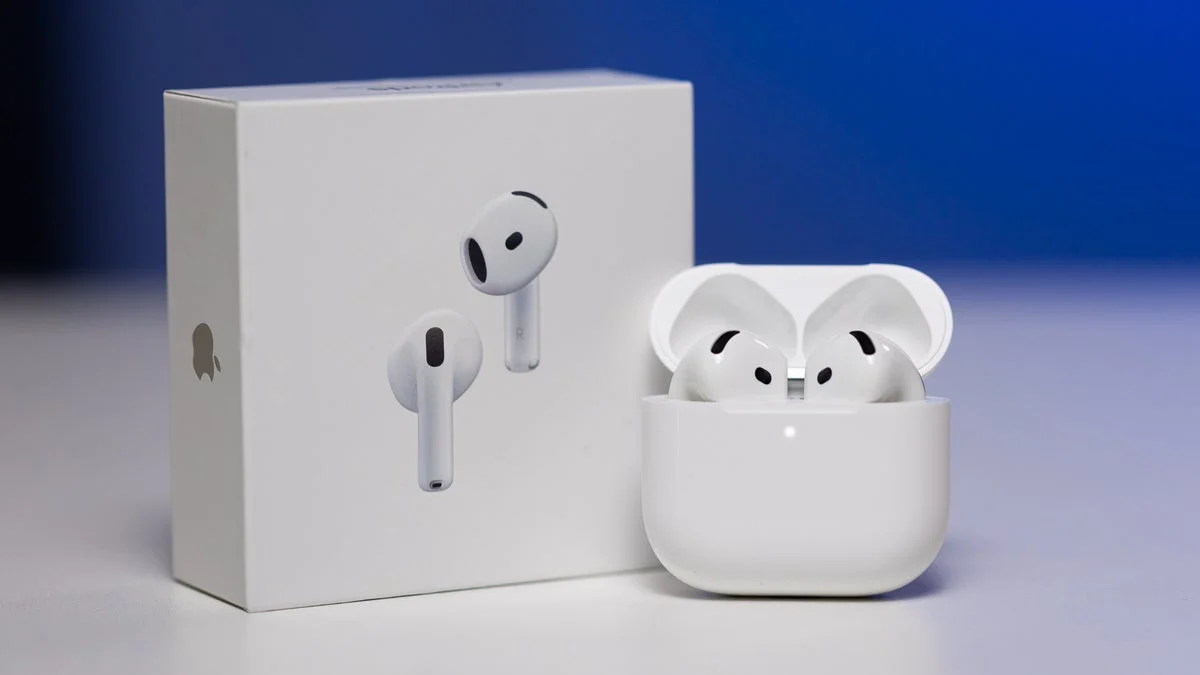 AirPods 4 in case