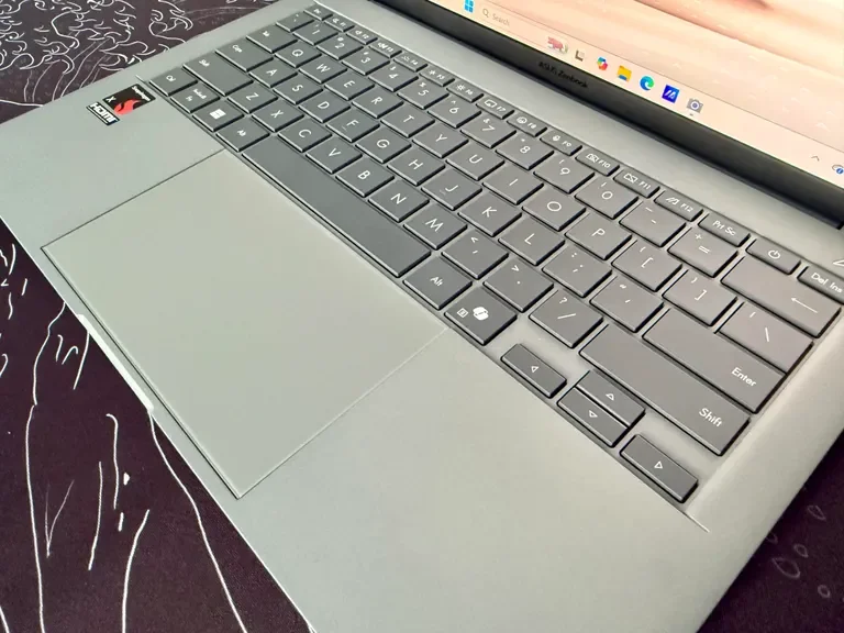 Side profile of the thin Asus Zenbook A14