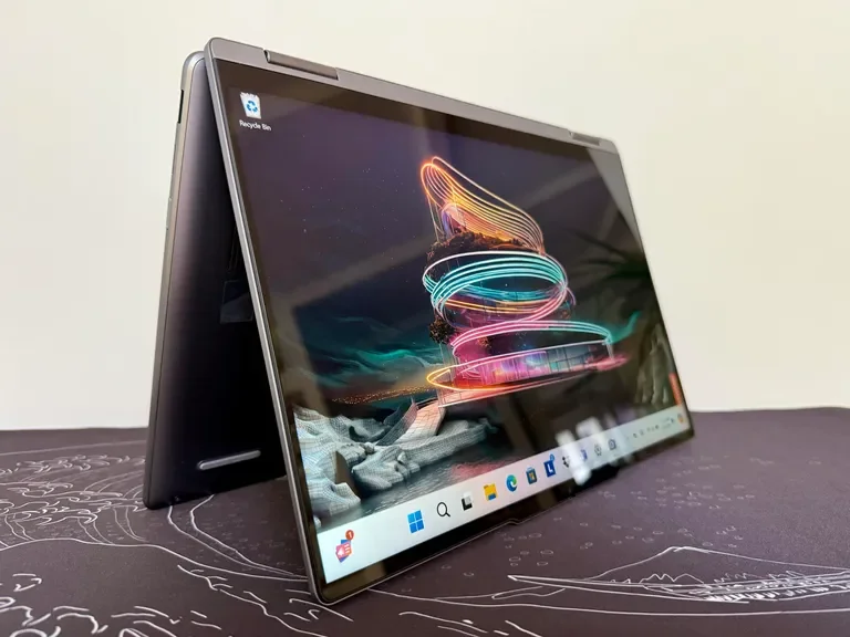Lenovo Yoga 7 14 Gen 9 in tent mode